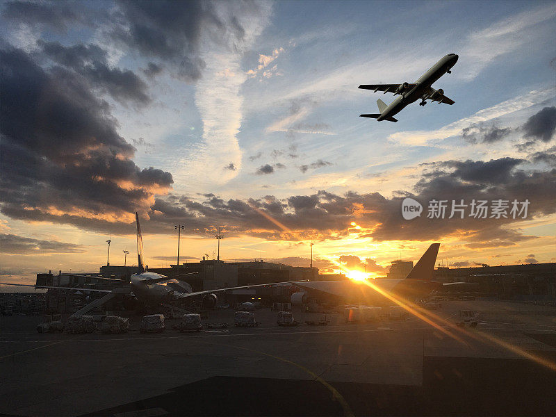 飞机起飞剪影机场日落旅行