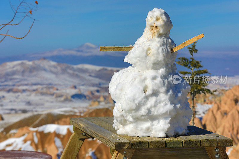 笨拙的雪人和卡帕多西亚在冬天