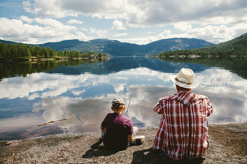 爷爷和孙子在挪威钓鱼。