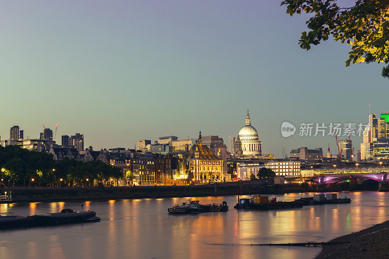 圣保罗大教堂和伦敦城的夜景