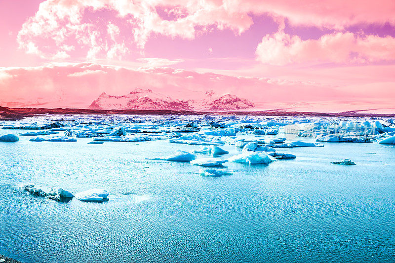 冰岛冰川-蓝色的冰山漂浮在泻湖上