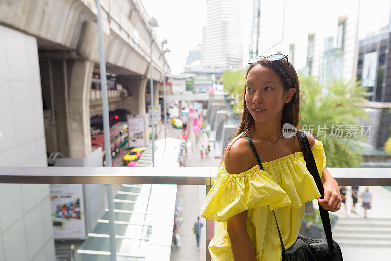 年轻美丽的多民族旅游女人的肖像享受生活在暹罗广场购物中心在泰国曼谷