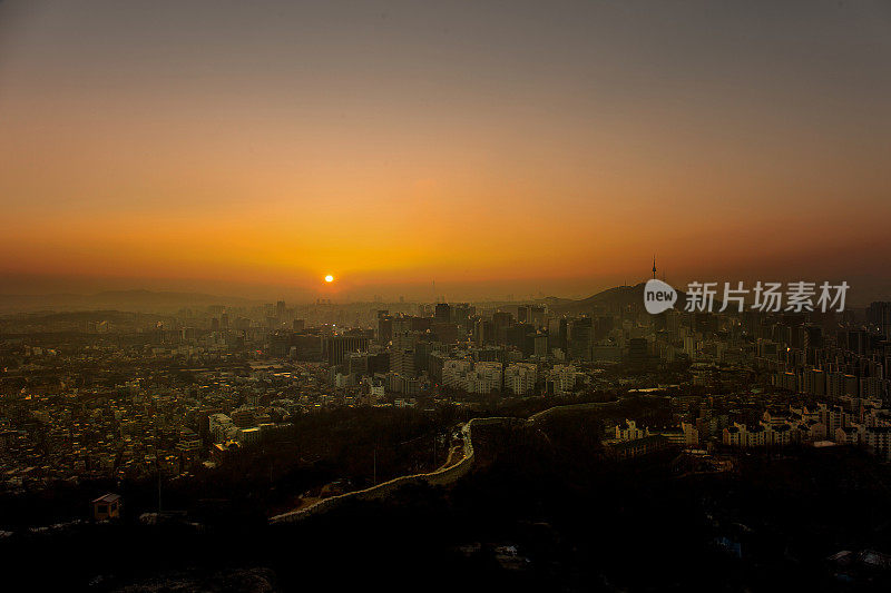 韩国首尔的日落。
在韩国首尔。
