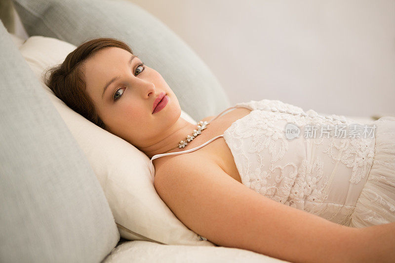 美丽新娘在床上休息的肖像