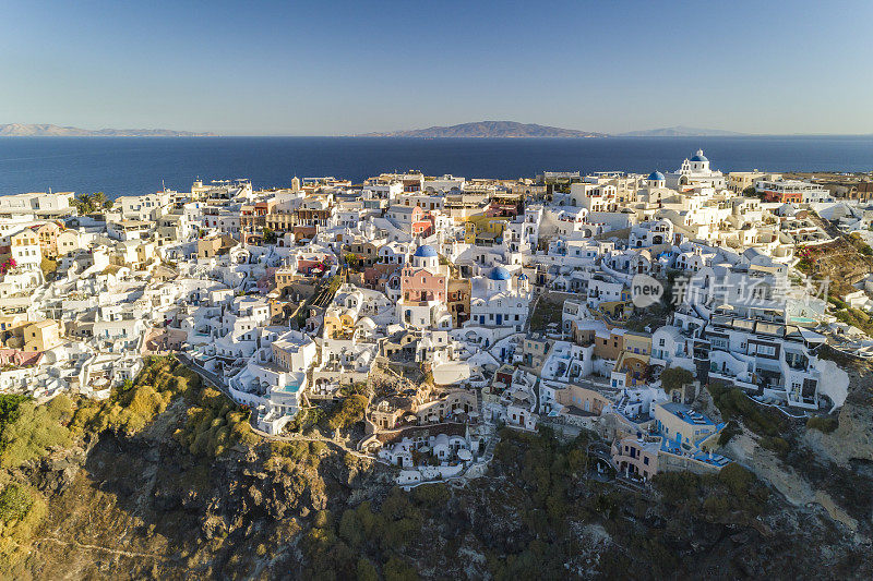 鸟瞰图上的白色房屋悬崖在伊亚，希腊