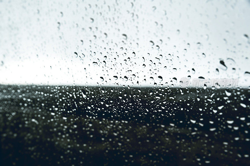在冰岛的一次公路旅行中，雨滴落在车窗上