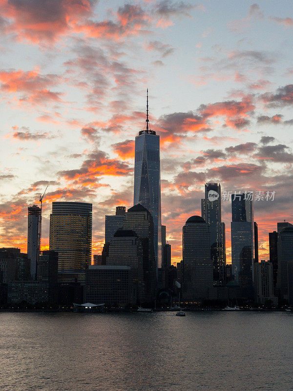 下曼哈顿城市景观在日出，纽约，美国