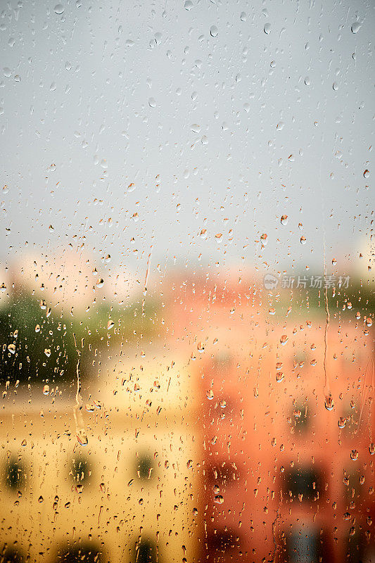 雨打在窗户上