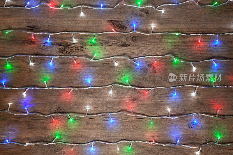 圣诞彩灯放在木桌上