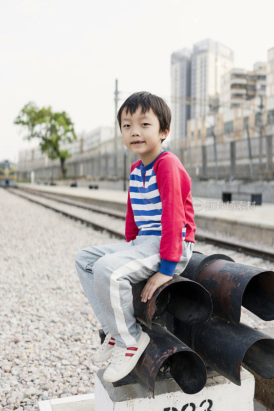 孩子们在跑道上玩耍