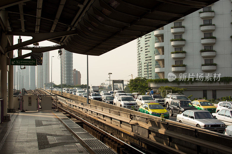 曼谷铁路和汽车交通堵塞