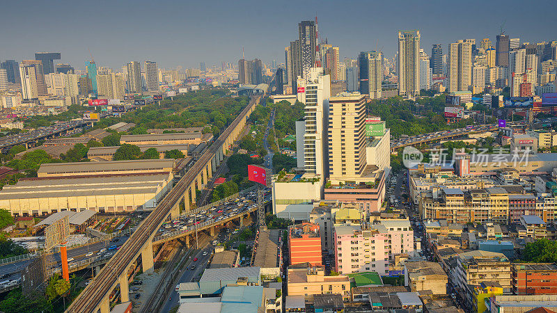 黄昏俯瞰高层建筑的城市商业区全景(泰国曼谷)