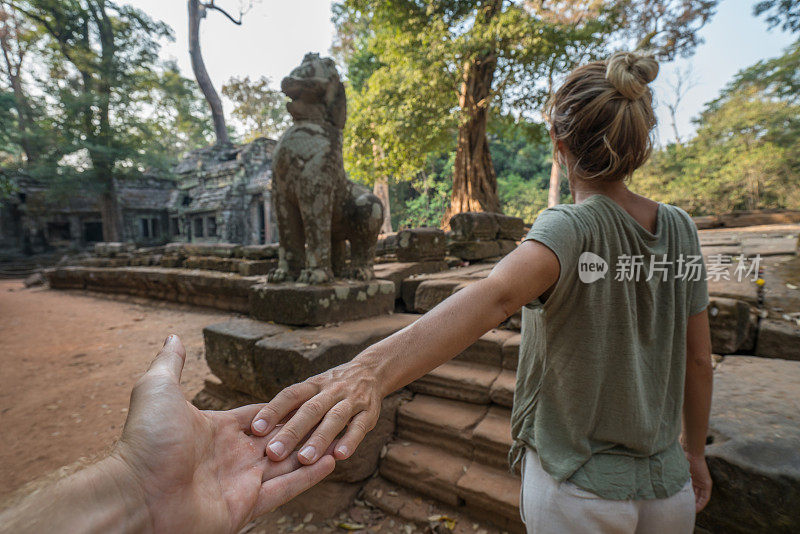 跟着我去概念，女领男友去柬埔寨古庙。人们旅行的概念。
