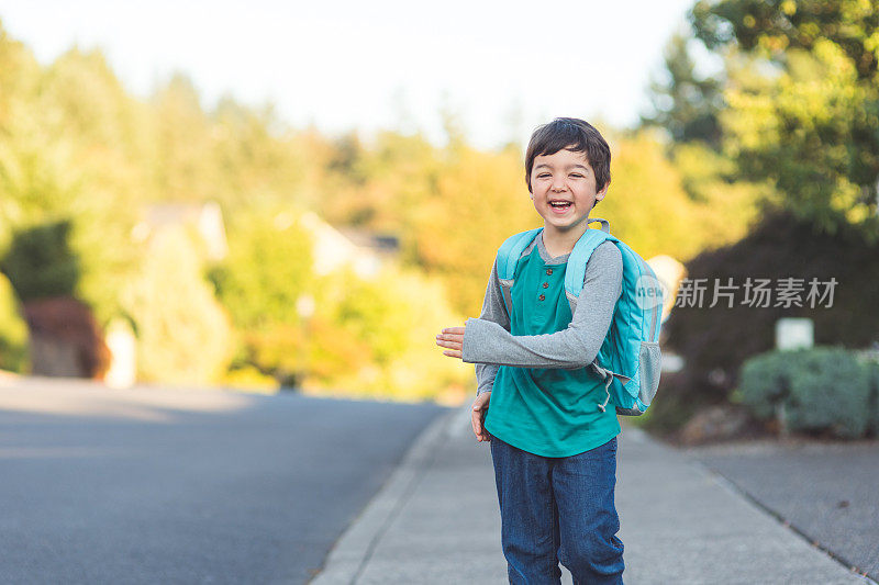 一个步行上学的小男孩的肖像