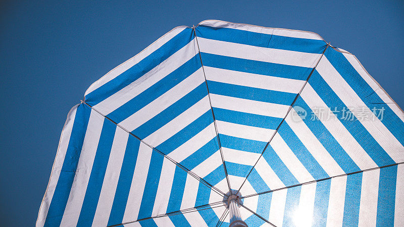 沙滩伞代表夏天