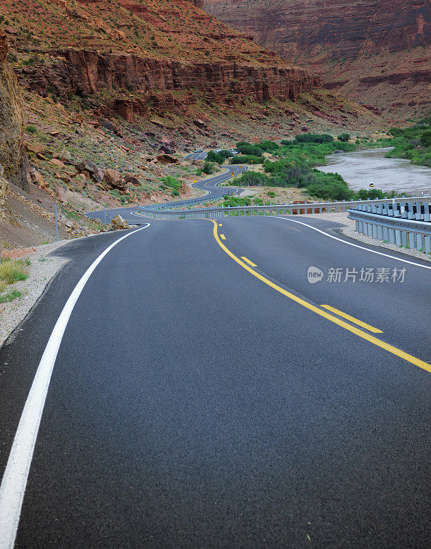 蜿蜒的犹他州公路，山河在背景中