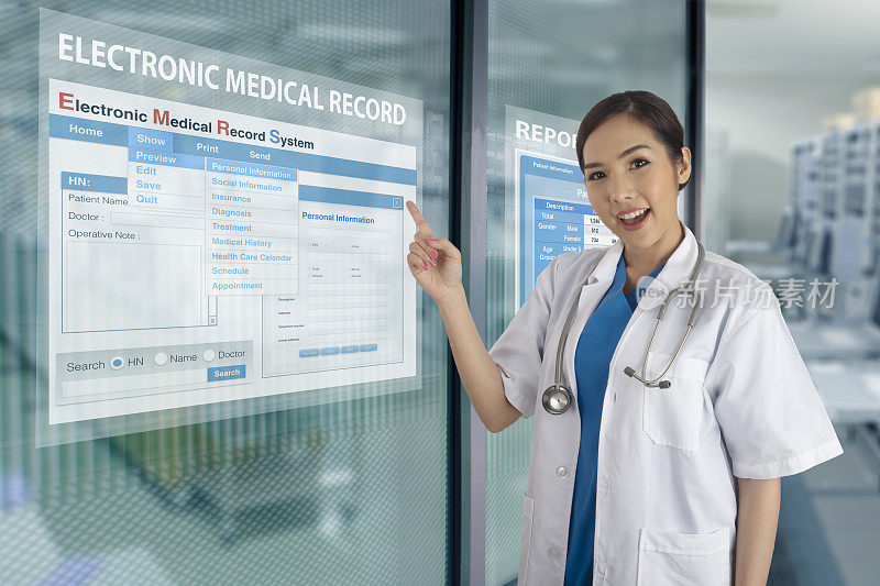 女医生引进了电子病历系统，显示在透明的玻璃窗上。