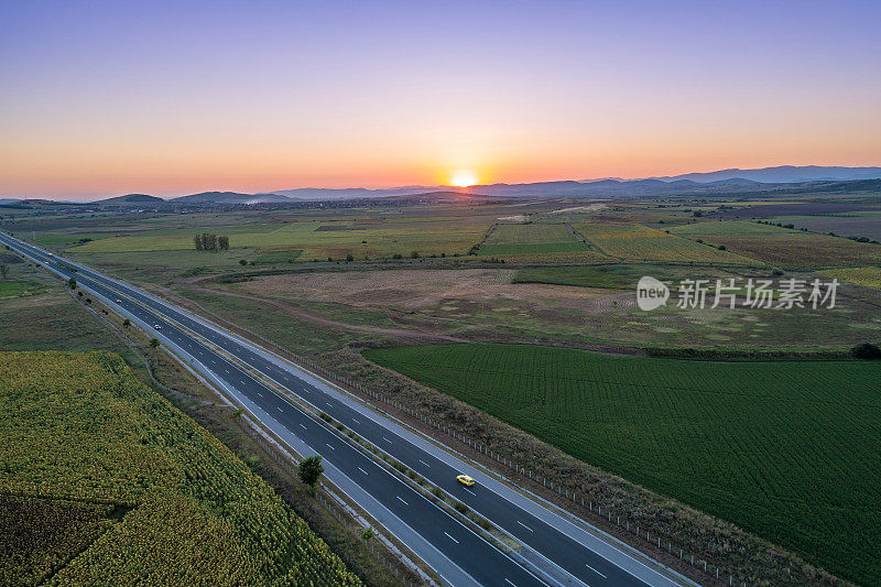 保加利亚高速公路上美丽的日落