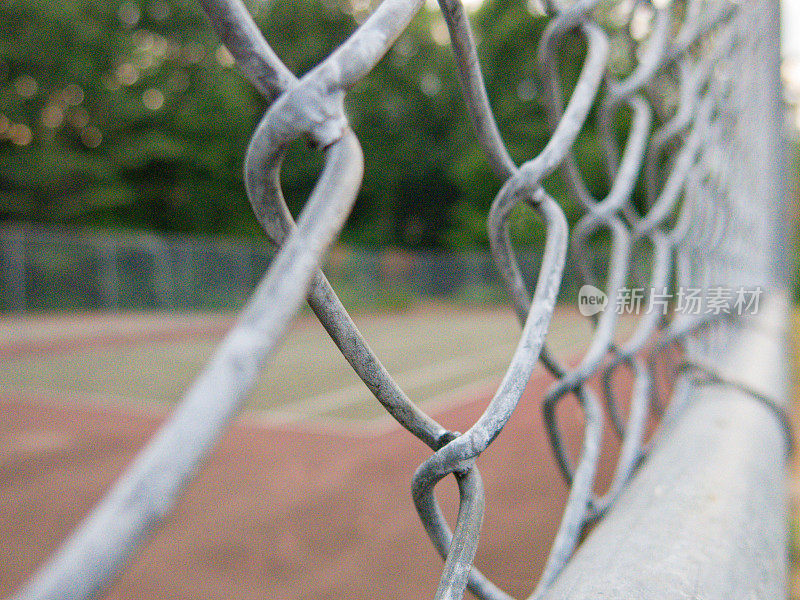 穿过网球场的铁链围栏