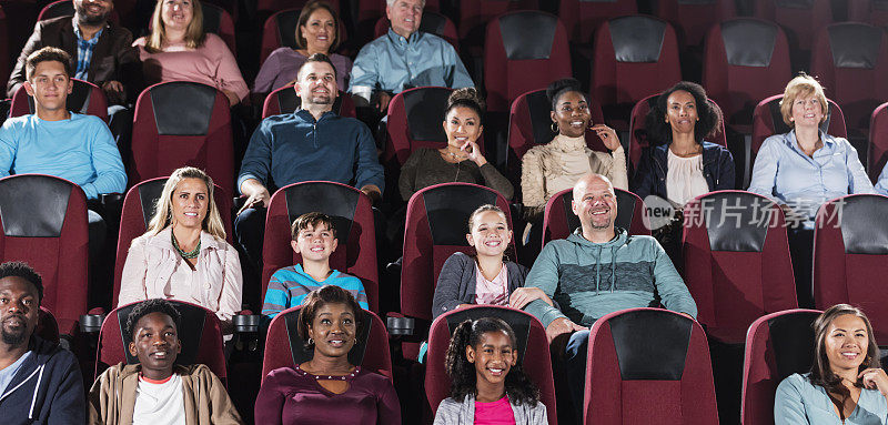多民族观众在电影院看电影