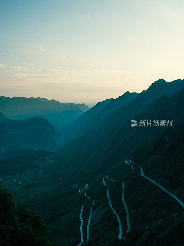 太阳从山上升起