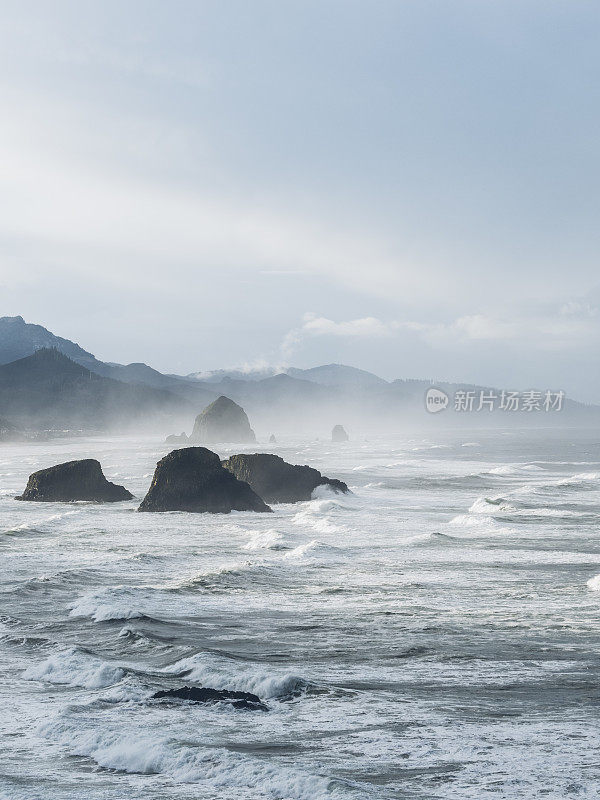 水冲刷岩石的风景