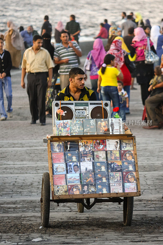 埃及亚历山大港街头小贩售卖音乐cd