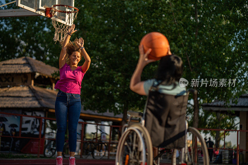 后视镜残疾妇女打篮球