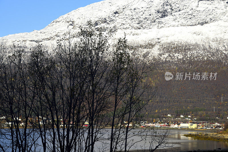 斯堪的纳维亚半岛北部海湾上的雪山