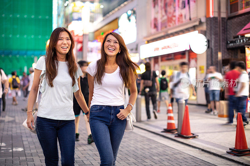 女性朋友在东京城市的街道，探索和购物在市中心