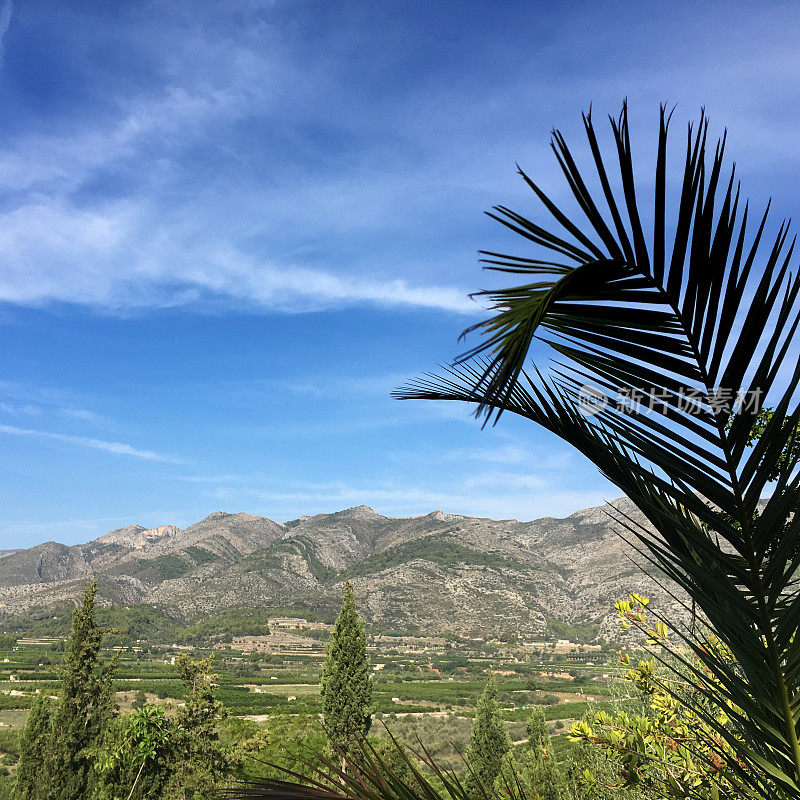 西班牙奥尔巴附近的夏季风景和山景