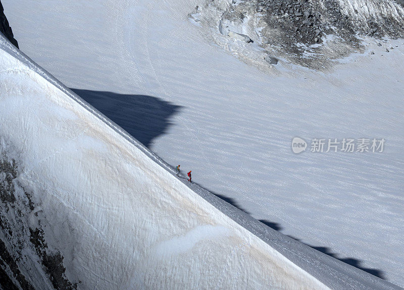 雪坡上的登山者