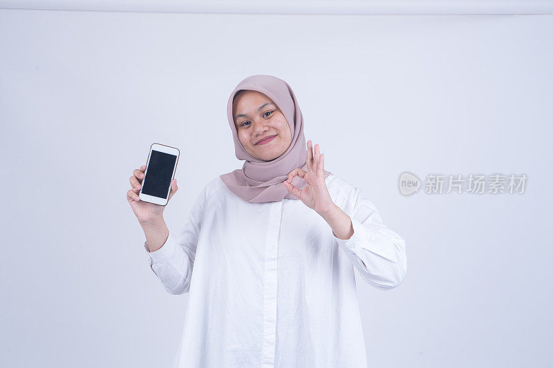 亚洲穆斯林女性使用黑屏智能手机