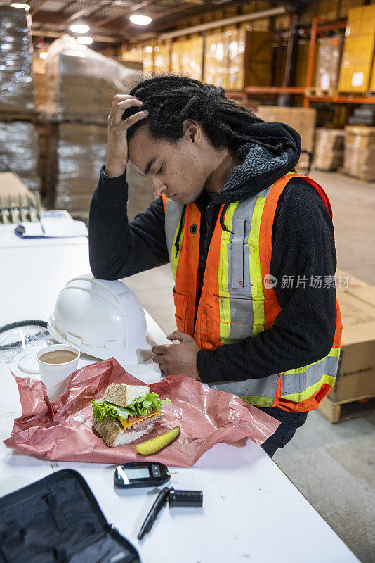 一个低血糖的糖尿病患者在工业大楼里。