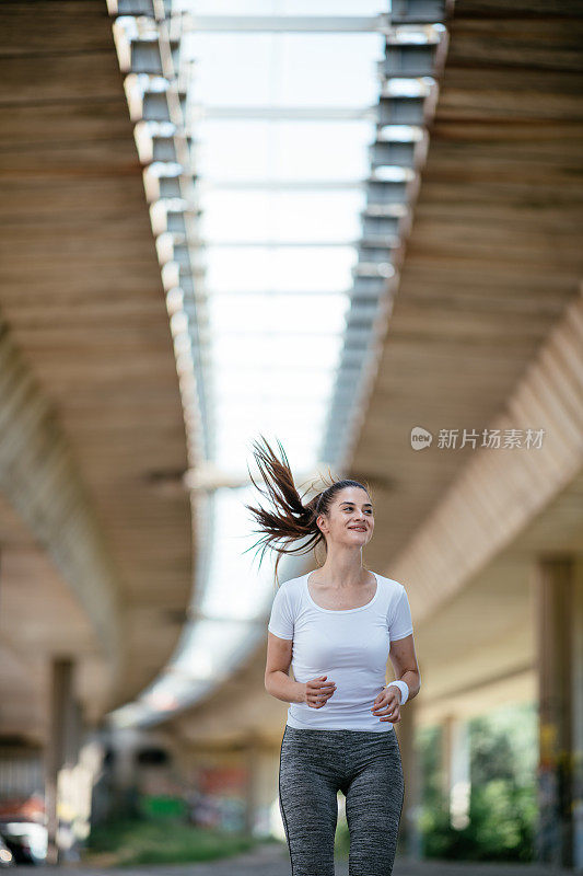 年轻女子在户外奔跑