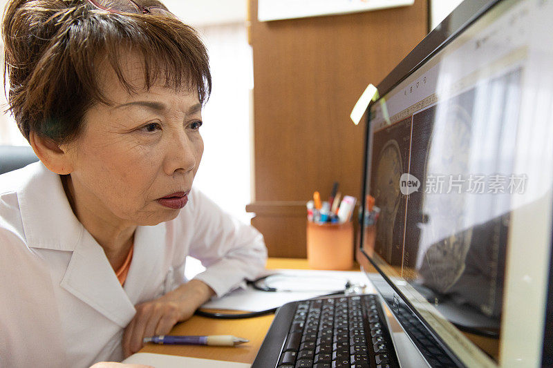 高级女医生检查核磁共振