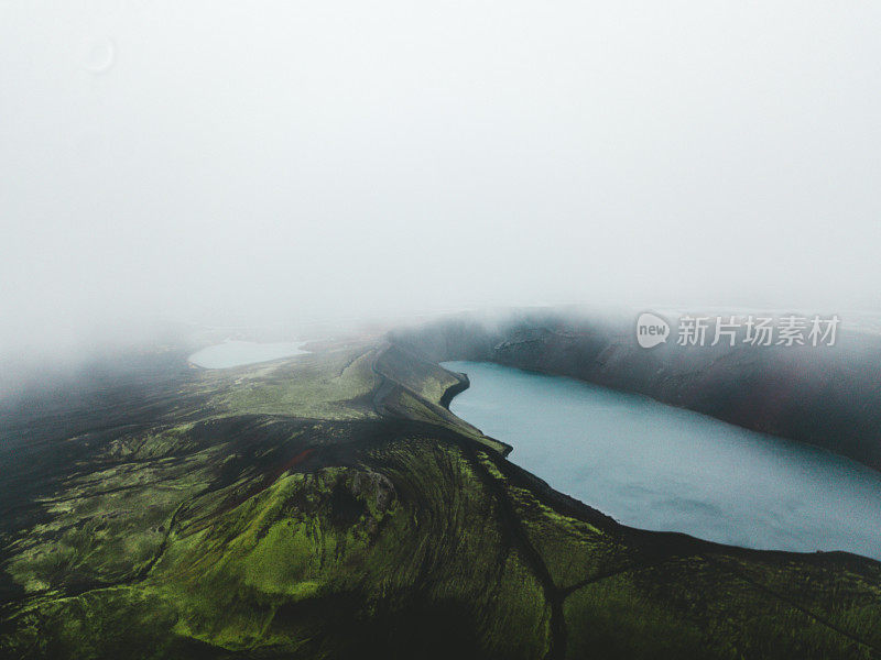 鸟瞰图，多雾的高地景观，在冰岛火山和冰川河流花边