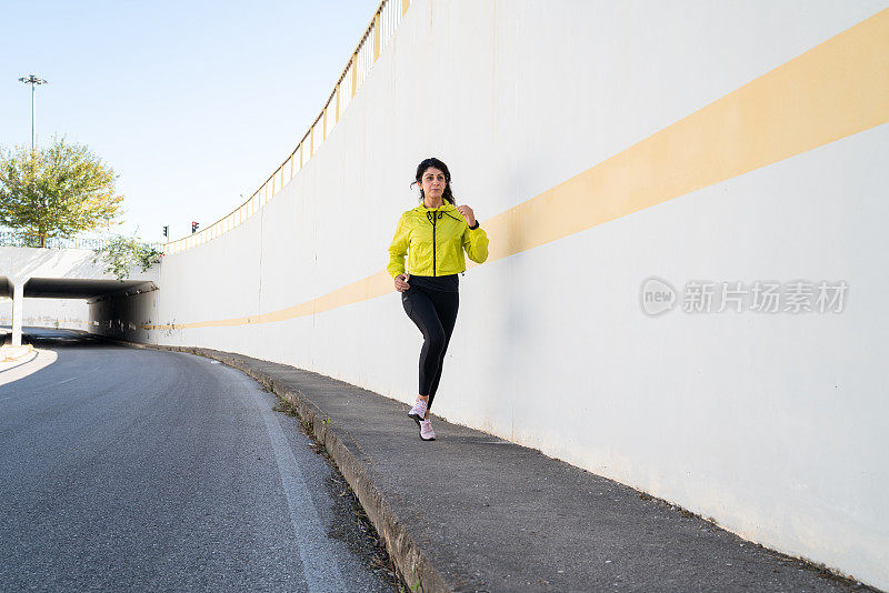 成年女子在城市街道上奔跑