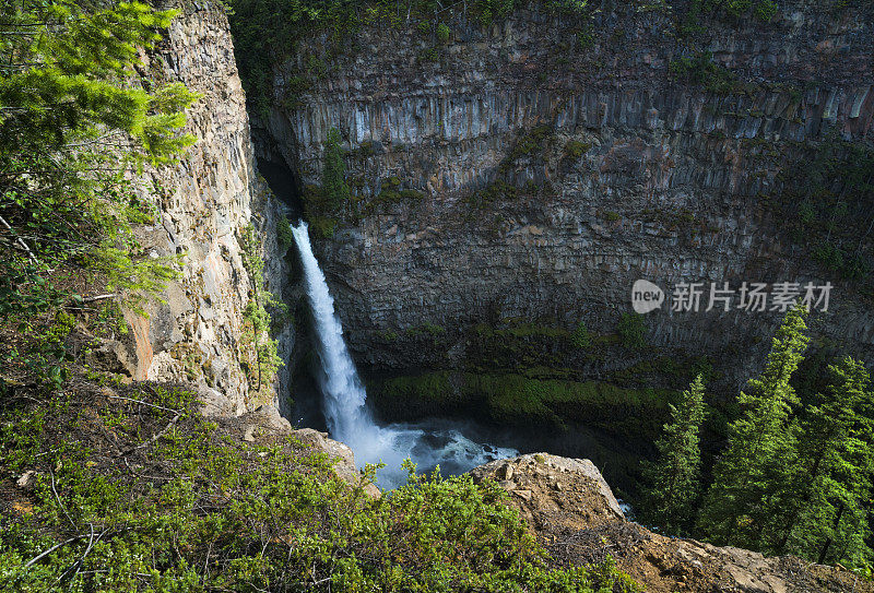 位于加拿大不列颠哥伦比亚省落基山脉的威尔斯格雷省公园的斯帕瓦特河瀑布