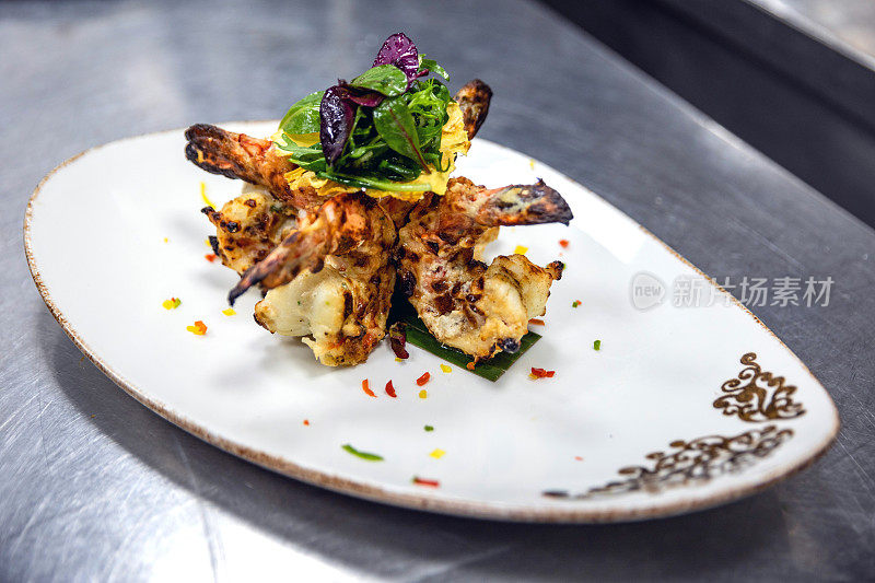 海鲜王虾印度风格在美食餐厅烹饪