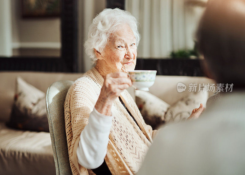 生活就像茶，斟满它的边缘