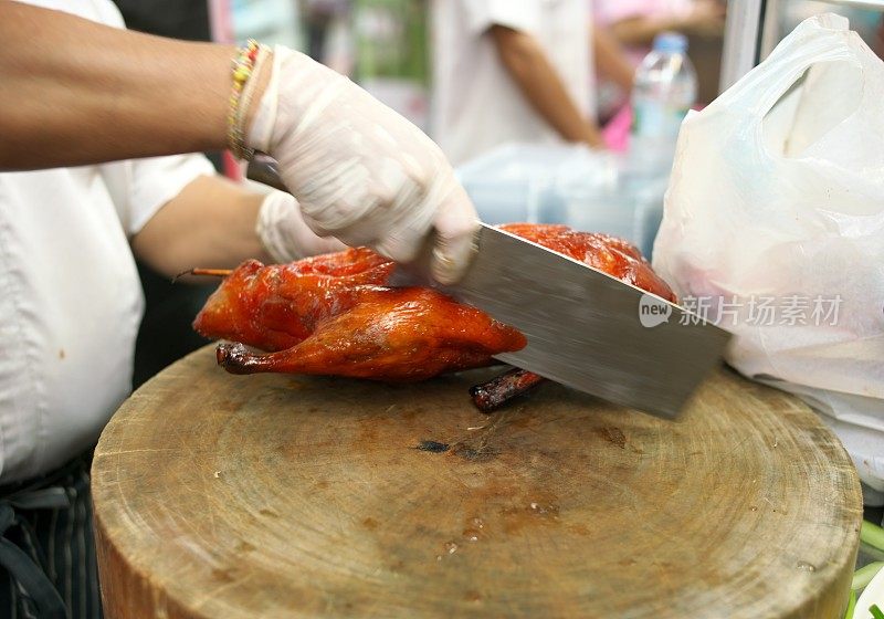 曼谷，中国城Yaowarat的街头小贩在售卖北京烤鸭