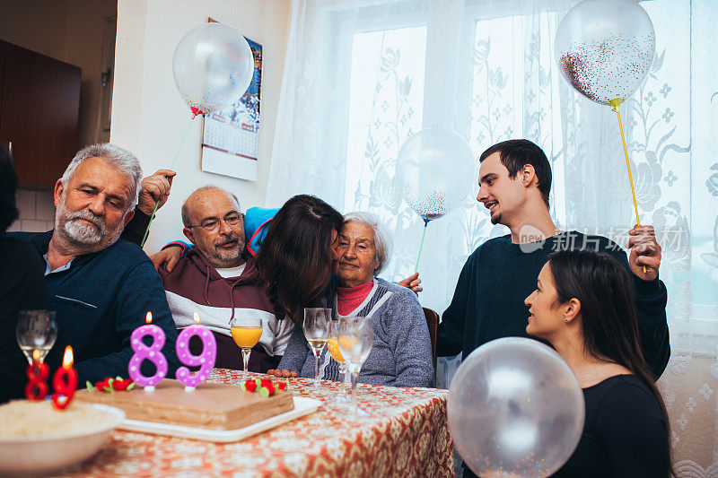 是庆祝的时候了。奶奶庆祝她的89岁生日!