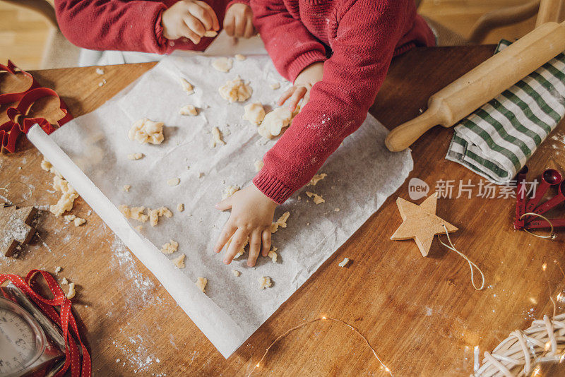 男孩们在做圣诞饼干