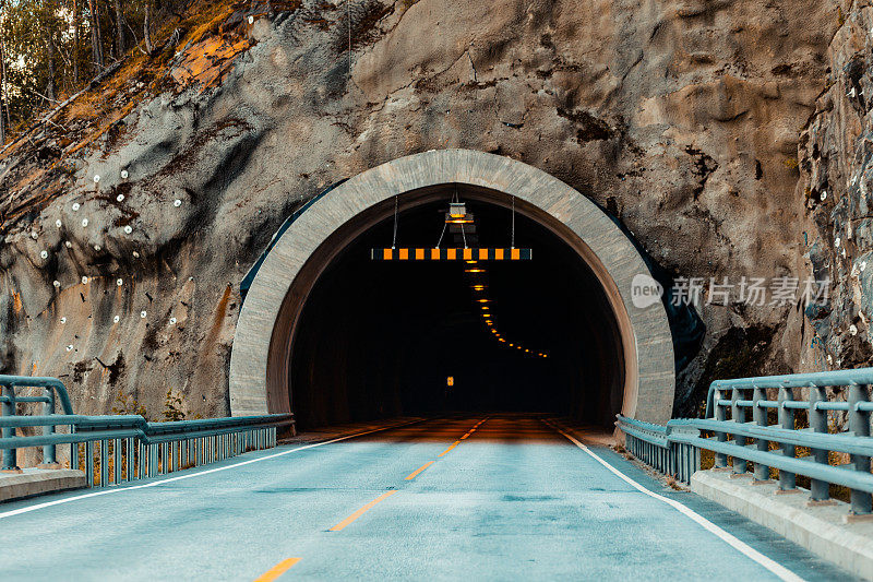 穿过山脉的公路隧道