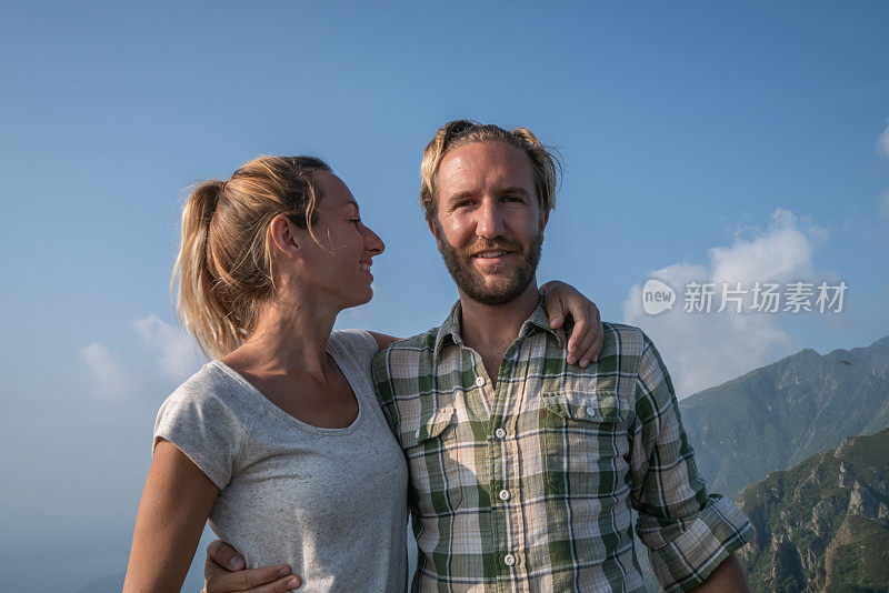 一对夫妇的肖像在山顶后一天的徒步旅行