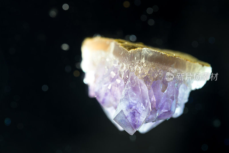 偏振光下的紫晶簇矿物样品