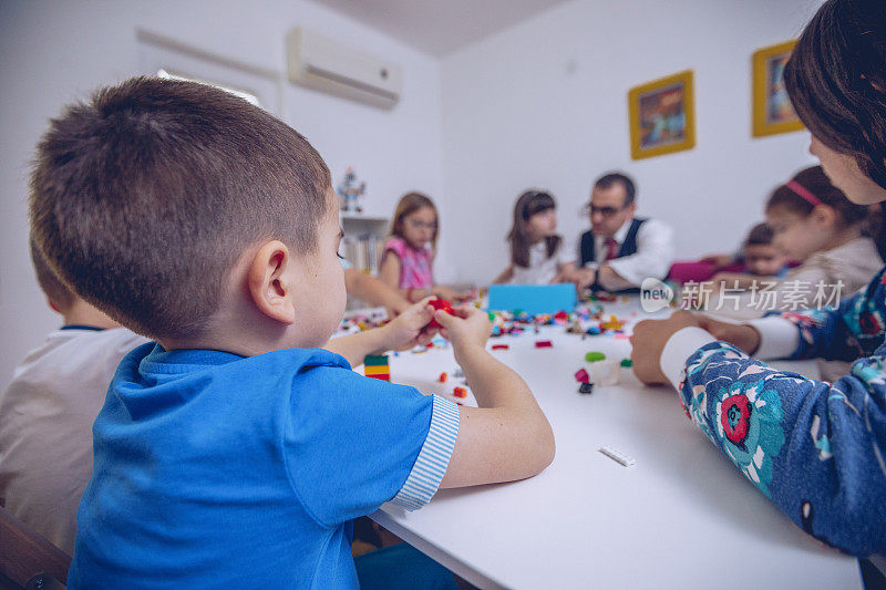 孩子们在私立学校玩耍