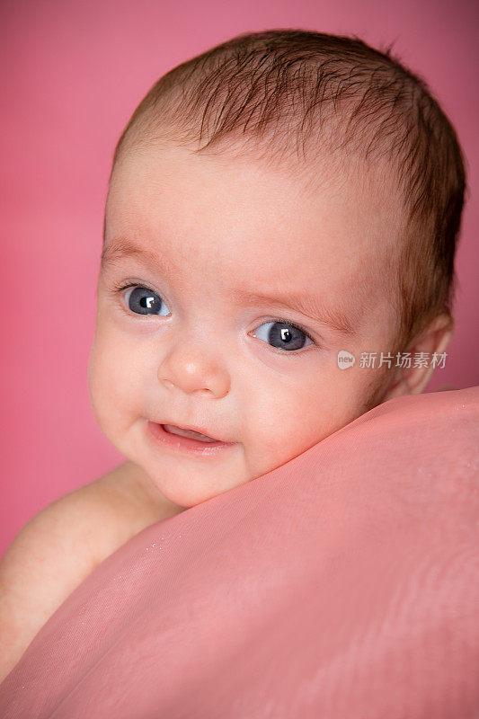 漂亮的粉红色3个月大的女婴