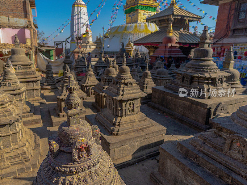 尼泊尔加德满都的斯瓦扬布塔。猴庙和经幡龙塔